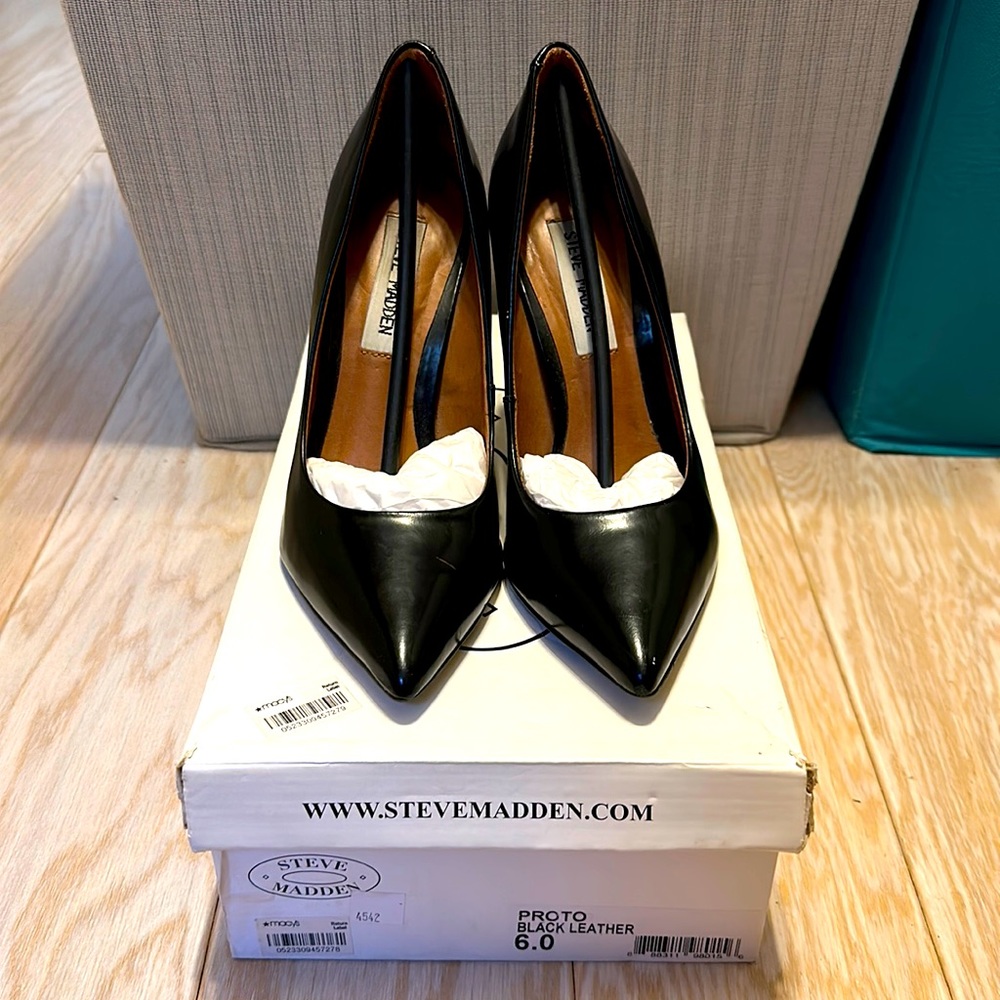 Steve Madden black leather classic pump heels